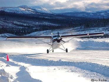 Flugzeug landet auf schneebedeckter Pist in Canada