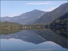 Stiller See vor Bergen in Kanada