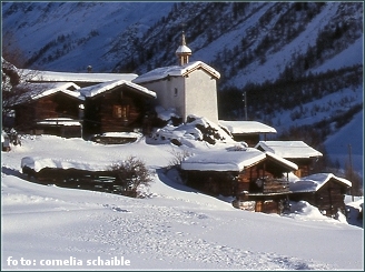 Verschneites Dorf