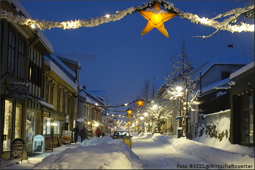 Foto Weihnachtlich geschmückte Straße im winterlichen Norwegen