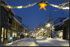 Weihnachtlich geschmückte Straße in Norwegen