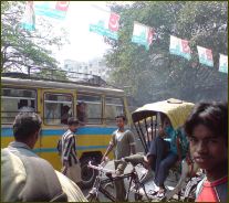 Straßenbild mit Rikscha, Kolkata