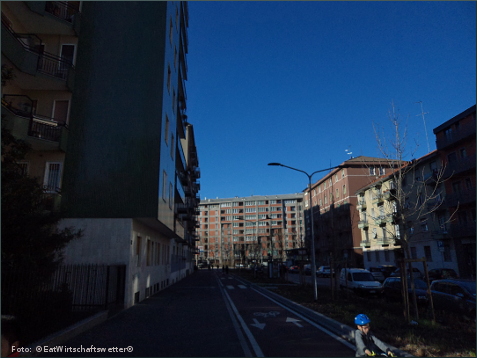 Straße in Mailand, blauer Himmel