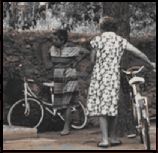 Ältere Damen mit Fahrrädern